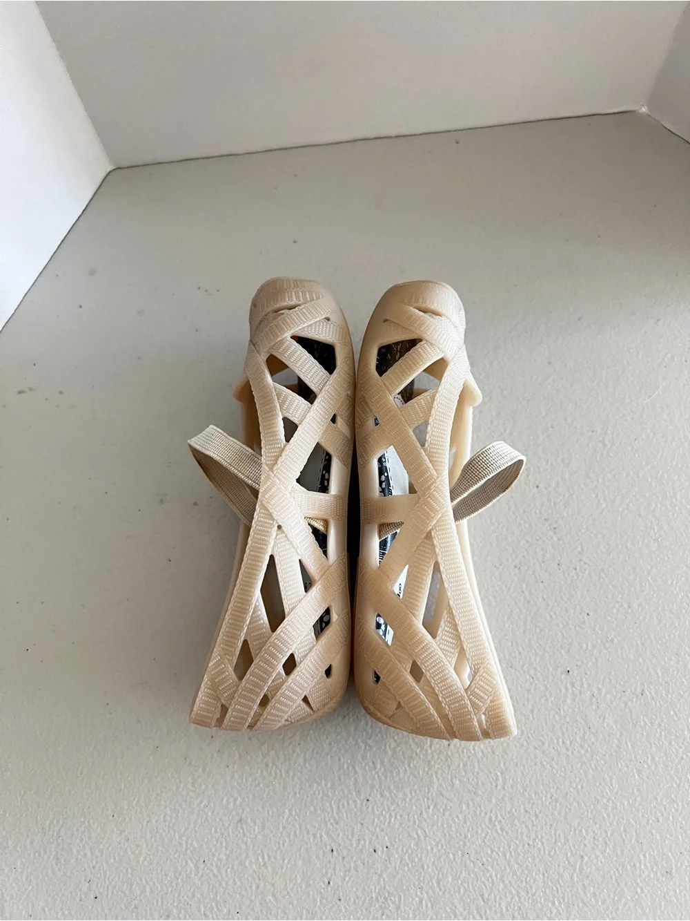 Mini Melissa + Jason Wu girl's shoes sz 9 kids woven design elastic strap cream